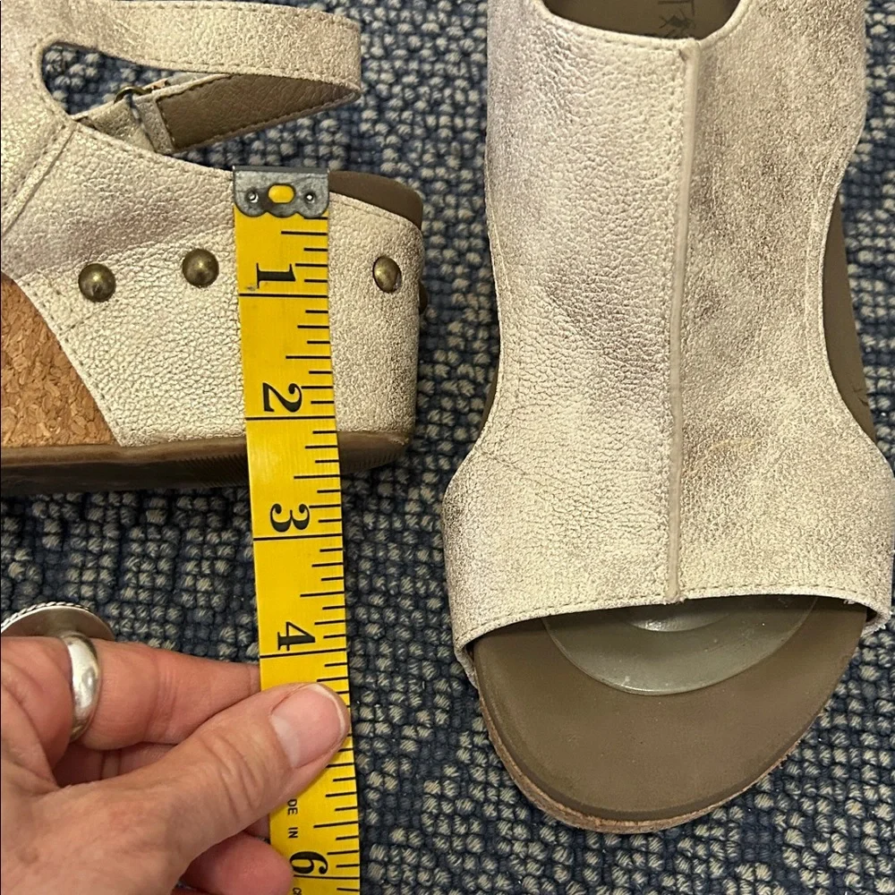 Boutique by Corkys Sandals Women’s 9 Metallic Gold Slingback Open Toe Minimal - Picture 5 of 13